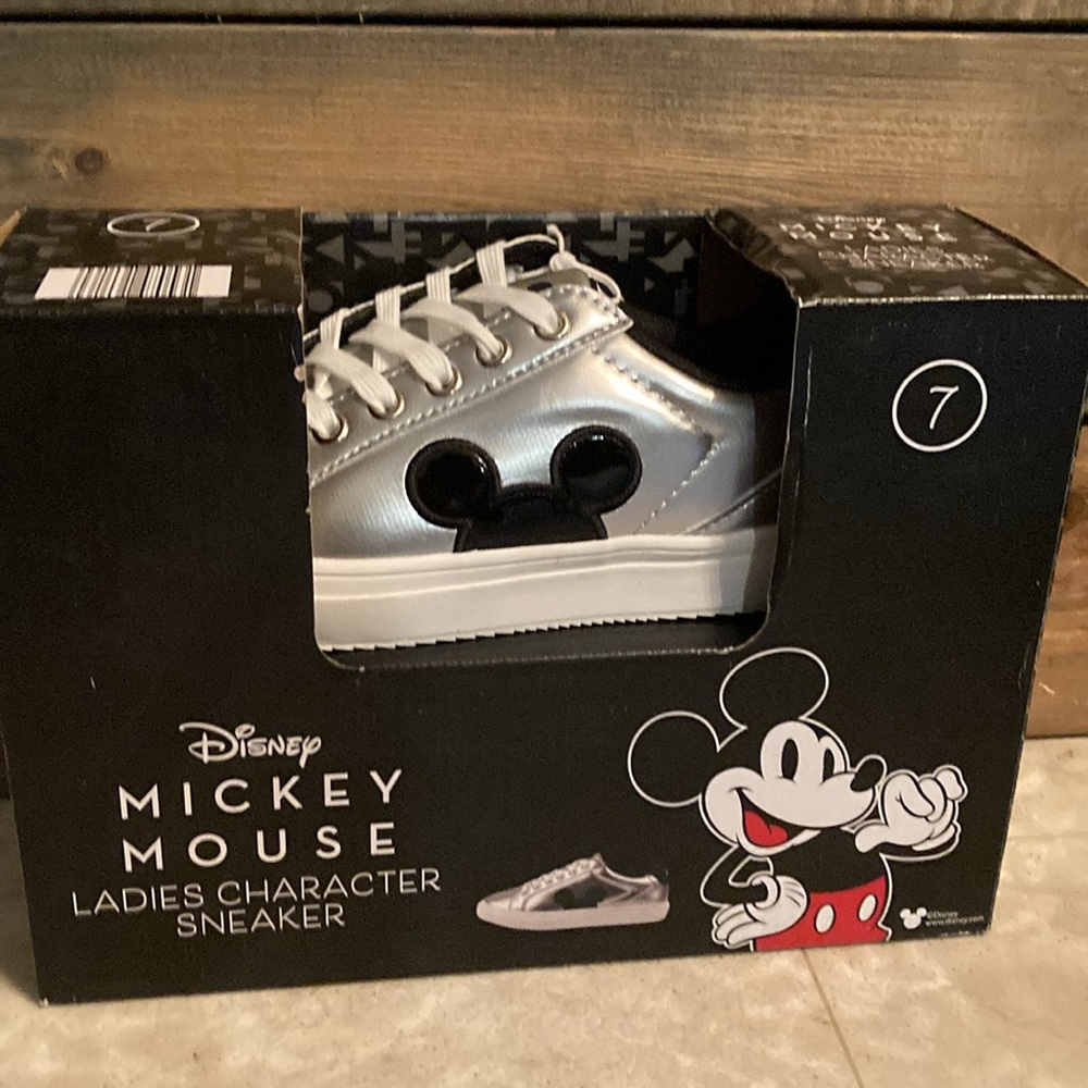New Woman’s Disney Mickey sneakers !!size 8